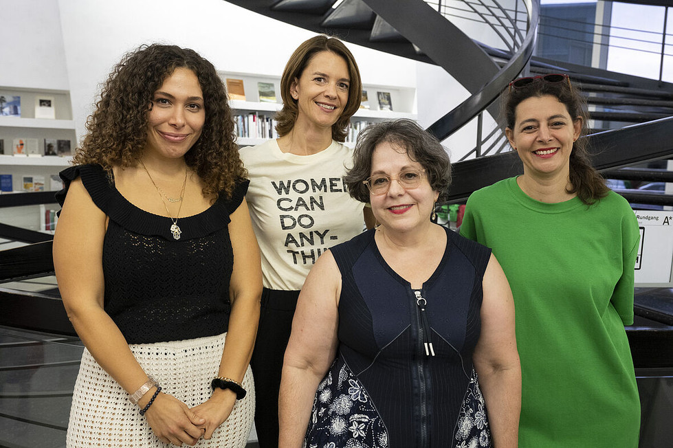 The women behind the exhibition at  the Aargauer Kunsthaus smile at the camera. From left to right: Bassma El Adisey, Dr. Katharina Ammann, Prof. Dr. Elisabeth Bronfen, and Simona Ciuccio.