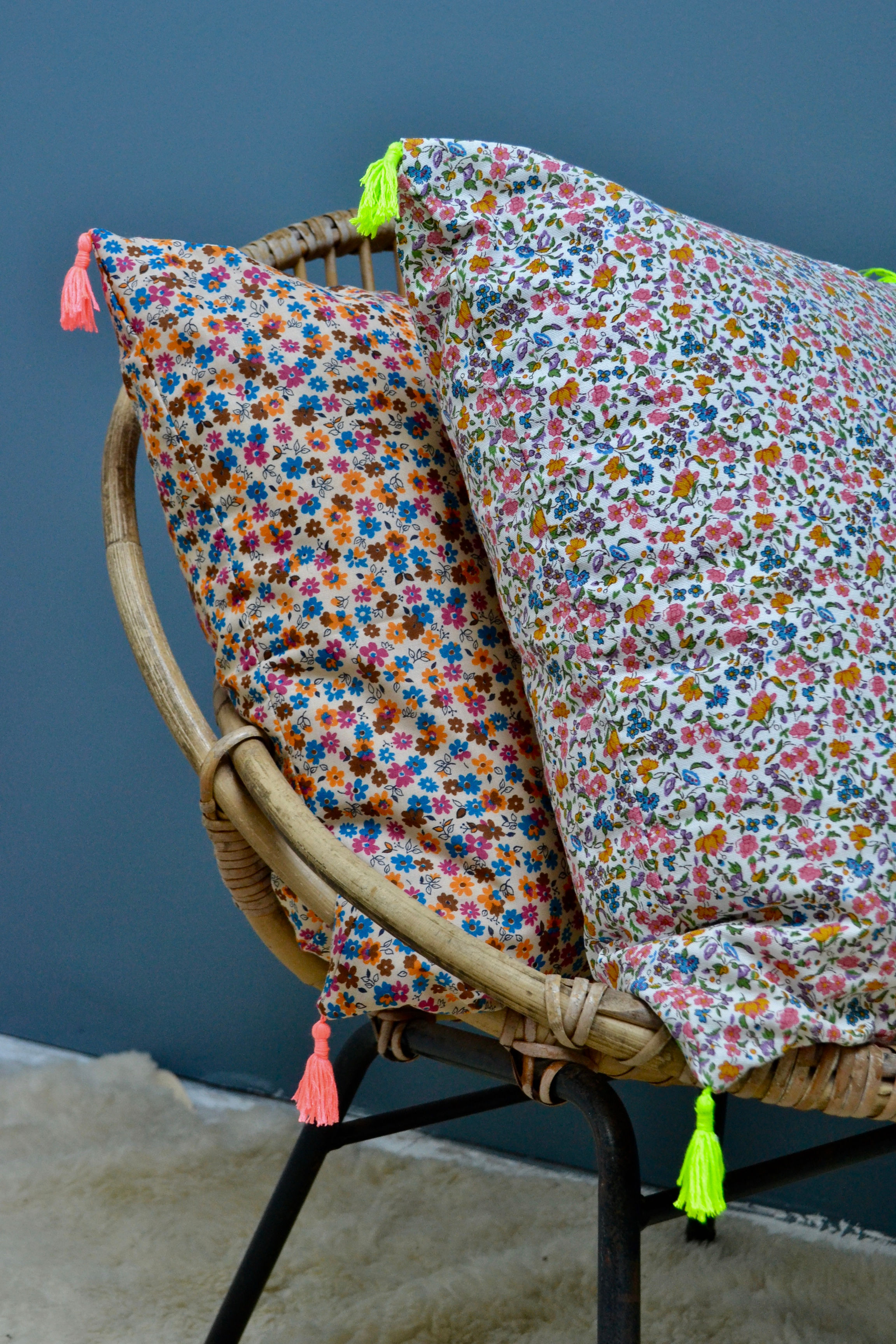 COUSSIN "PEACE & LOVE " ROSE OU JAUNE / 2 MODÈLES AUX CHOIX