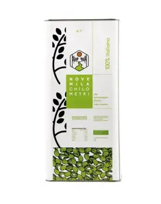 テドーネ農園のコラティナエクストラバージンオリーブオイルです。“コラティナ”というイタリアの中でも高品種なオリーブになります。伝統的な剪定と 収穫の技術を用いて生産しています。
最高級エキストラヴァージンオリーブオイルの酸度は0.8%以下と定められていますが、2024年のオリーブオイル はこのイタリアの厳しい基準を大きく下回る脅威の0.15%を達成しました。
香りは青りんごのように爽やかですが、直接口に含むと程よい苦味とスパイシーさに驚きます。
デザインは9000Km離れた日本をイメージしています。
名称
食用オリーブ油
原材料名
オリーブ
内容量
5L
原産
南イタリア