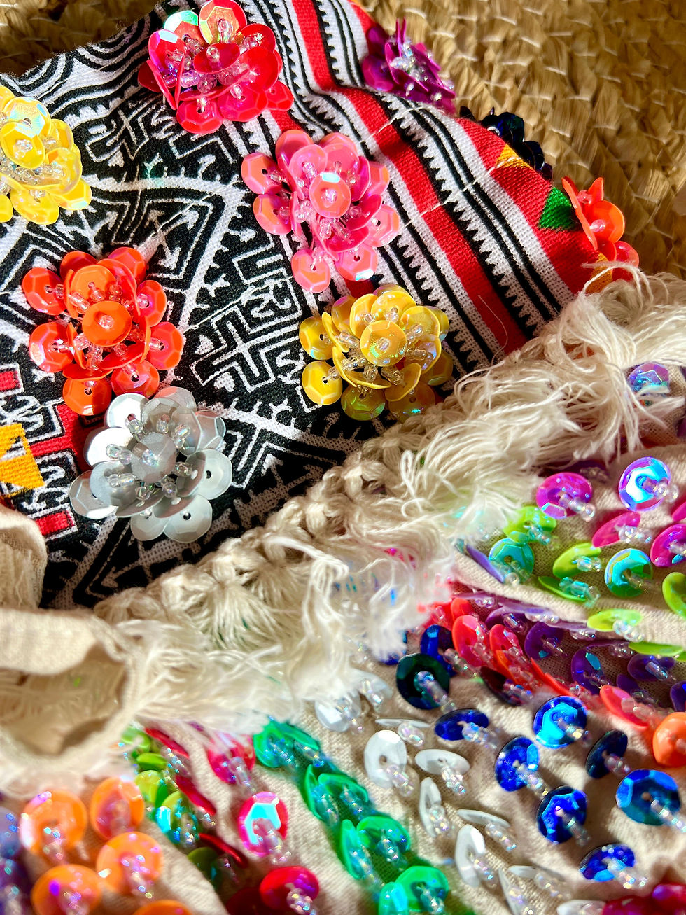 Миниатюра: closeup short sequins skirt with flowers pattern