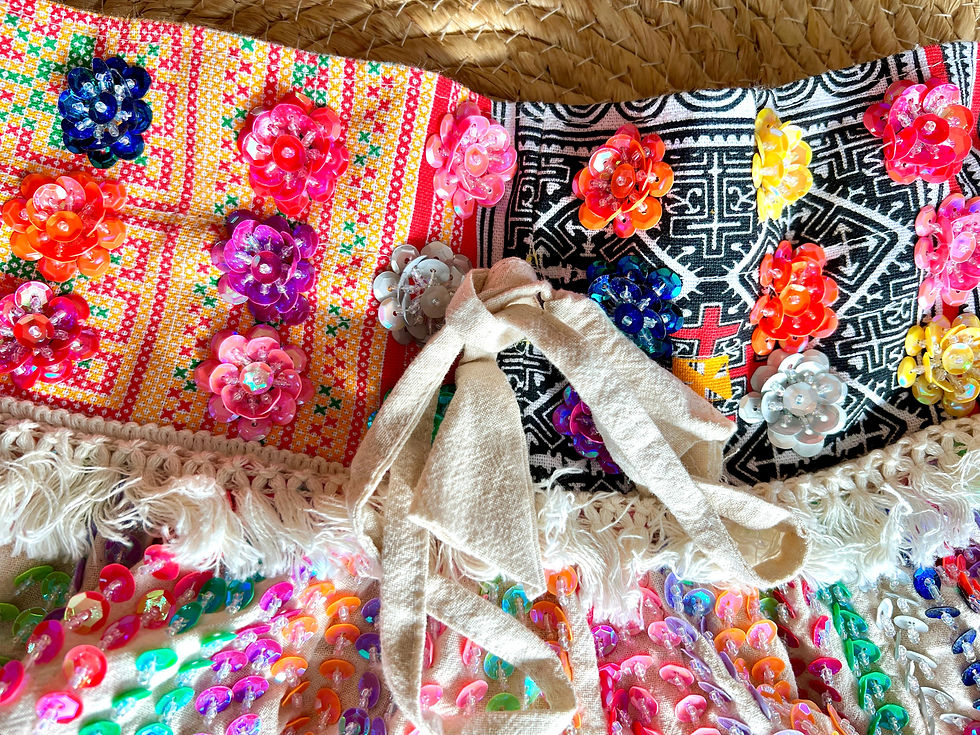 Miniatura: closeup short sequins skirt with flowers pattern