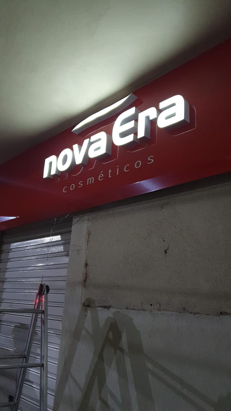 Fachada em ACM com letra caixa backlight