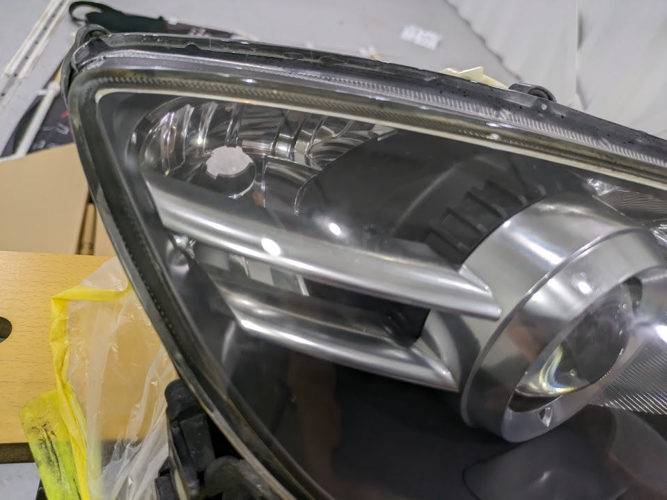 マツダ RX-8のヘッドライトリペア作業と殻割りにて外側・内側のヘッドライトクリーニング施工車事例/神奈川県茅ヶ崎市S様|神奈川県横浜市の車のコーティング専門店Mr.Polish