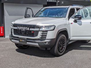 新型車 トヨタ ランドクルーザー300 GRエディションのシートコーティング施工車事例／神奈川県W様