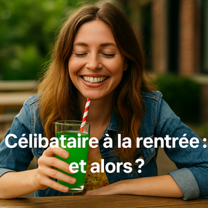 une femme, souriante et détendue, assise à une terrasse de café