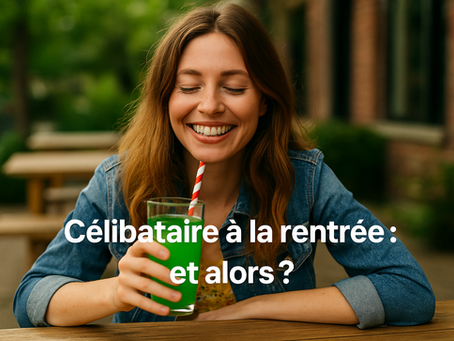 une femme, souriante et détendue, assise à une terrasse de café