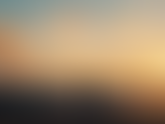 Personne seule face à la mer au coucher du soleil, contemplant l'horizon dans une ambiance calme et lumineuse. Image symbolisant la perte de motivation, le retour à soi, la résilience, l'espoir et les passages de vie qui précèdent souvent une transformation intérieure.
