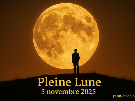 Un homme se tient sur une colline, immobile, face à une immense pleine lune dorée. La scène baignée de lumière chaude évoque la puissance tranquille du Taureau, signe de cette lunaison du 5 novembre 2025. L’atmosphère poétique et introspective symbolise l’amour, la lenteur et l’ancrage corporel. Une image signée yann-lecoq.com qui célèbre la beauté du lien entre ciel et terre.