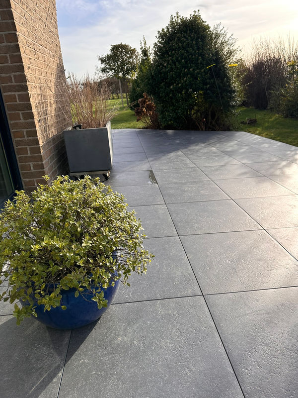 Réalisation d'une terrasse céramique sur plot à dunkerque avec allium jardin votre paysagiste créateur de jardin