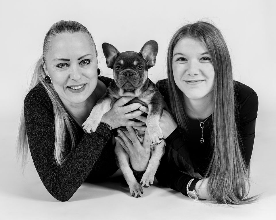 Deux soeur et leur chichuahua posent pour Gaêl Creignou photogrpahe à Saint-Brieuc