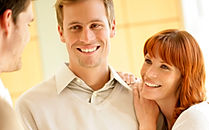 Couple heureux jeune, clients satisfaits
