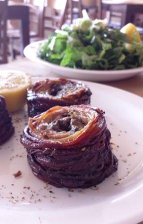 Kokoretsi with a green Salad