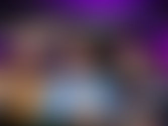 Homem feliz em festa com 2 personagens vivos e robô de LED