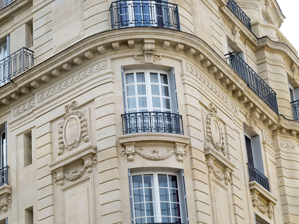 À Paris, le ravalement de façade est obligatoire tous les 10 ans et encadré par des règles strictes. C’est aussi une opportunité d’améliorer l’efficacité énergétique via l’ITE et de valoriser son bien. Des aides comme MaPrimeRénov' ou Éco-Rénovons Paris+ permettent de financer ces travaux. Une bonne planification en copropriété est essentielle pour réussir le projet.