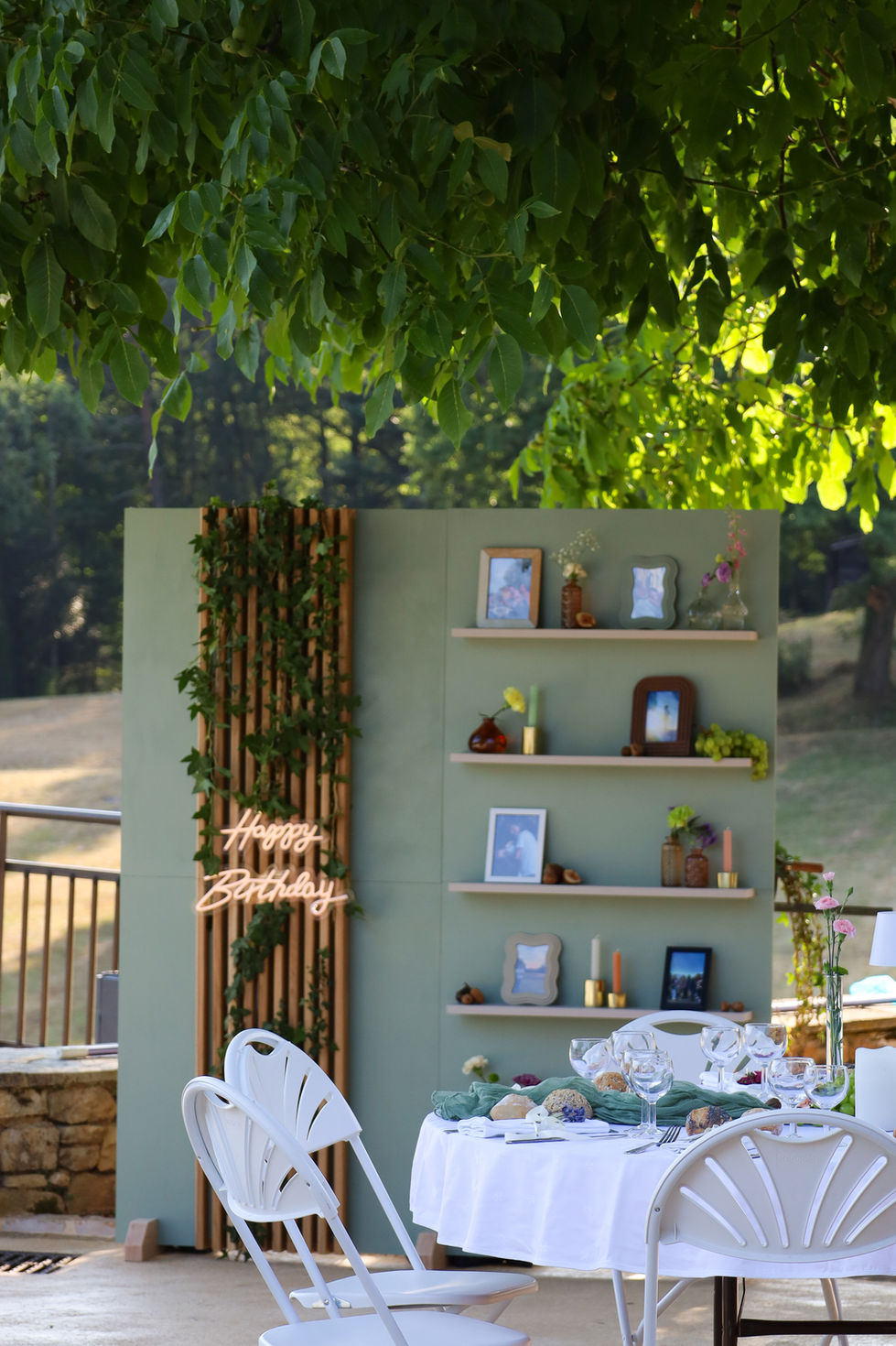 Location évènement : Panneau décoratif, Néon "Happy Birthday", Soliflores