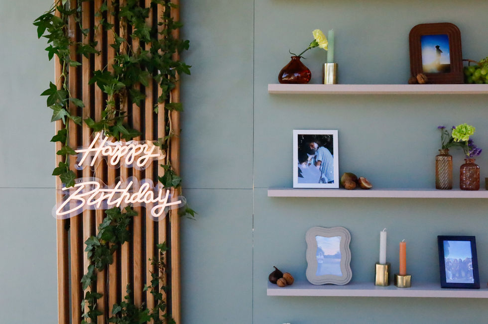 Location évènement : Panneau décoratif, Néon "Happy Birthday", Soliflores