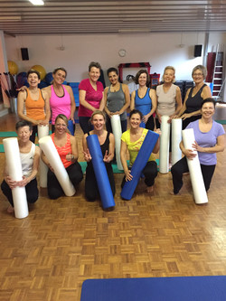Mitglieder mit Pilates-Rollen