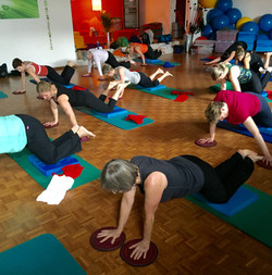 Yoga-Pilates: Übungen mit Pads