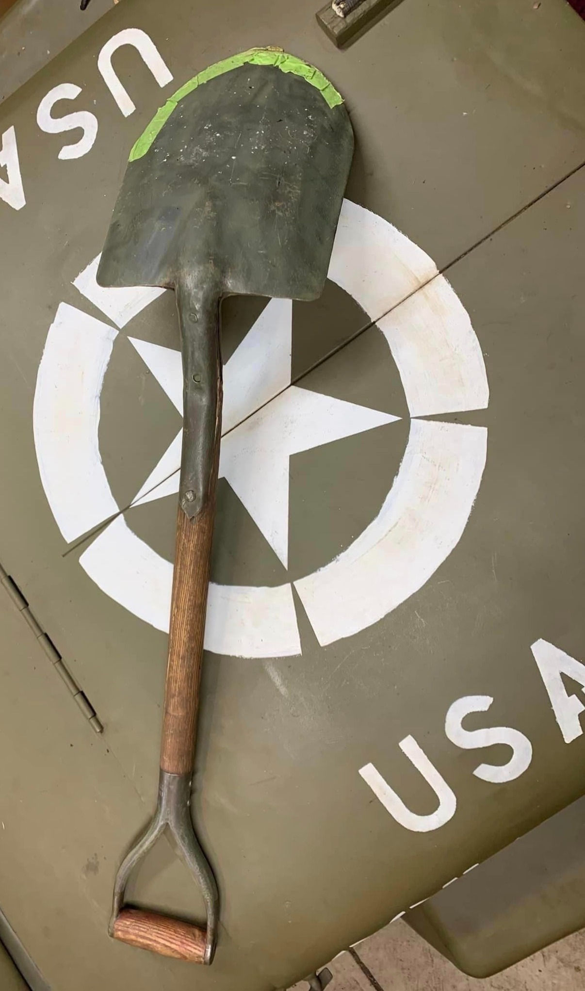 NOS Jeep Shovel Bilateral Fracture in the wood at the base