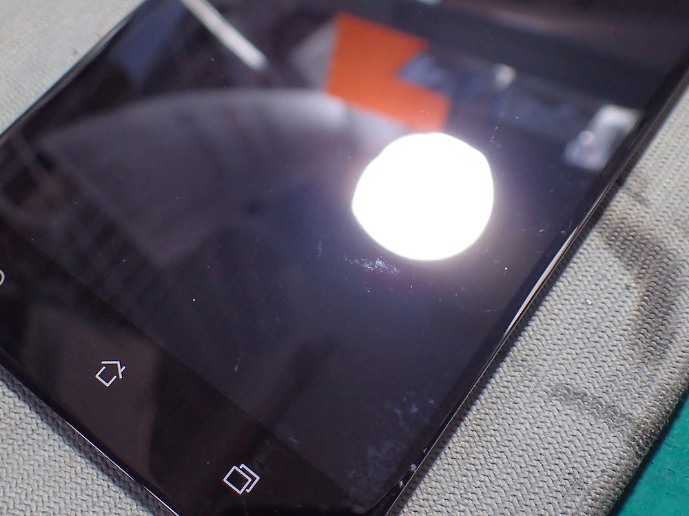 第一回 Androidは画面が割れるとタッチができない 第一回 Androidは画面が割れるとタッチができない