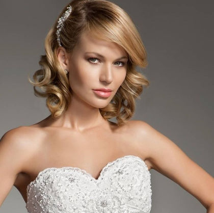 Blonde bride with elegant bridal waves and a crystal hairpin