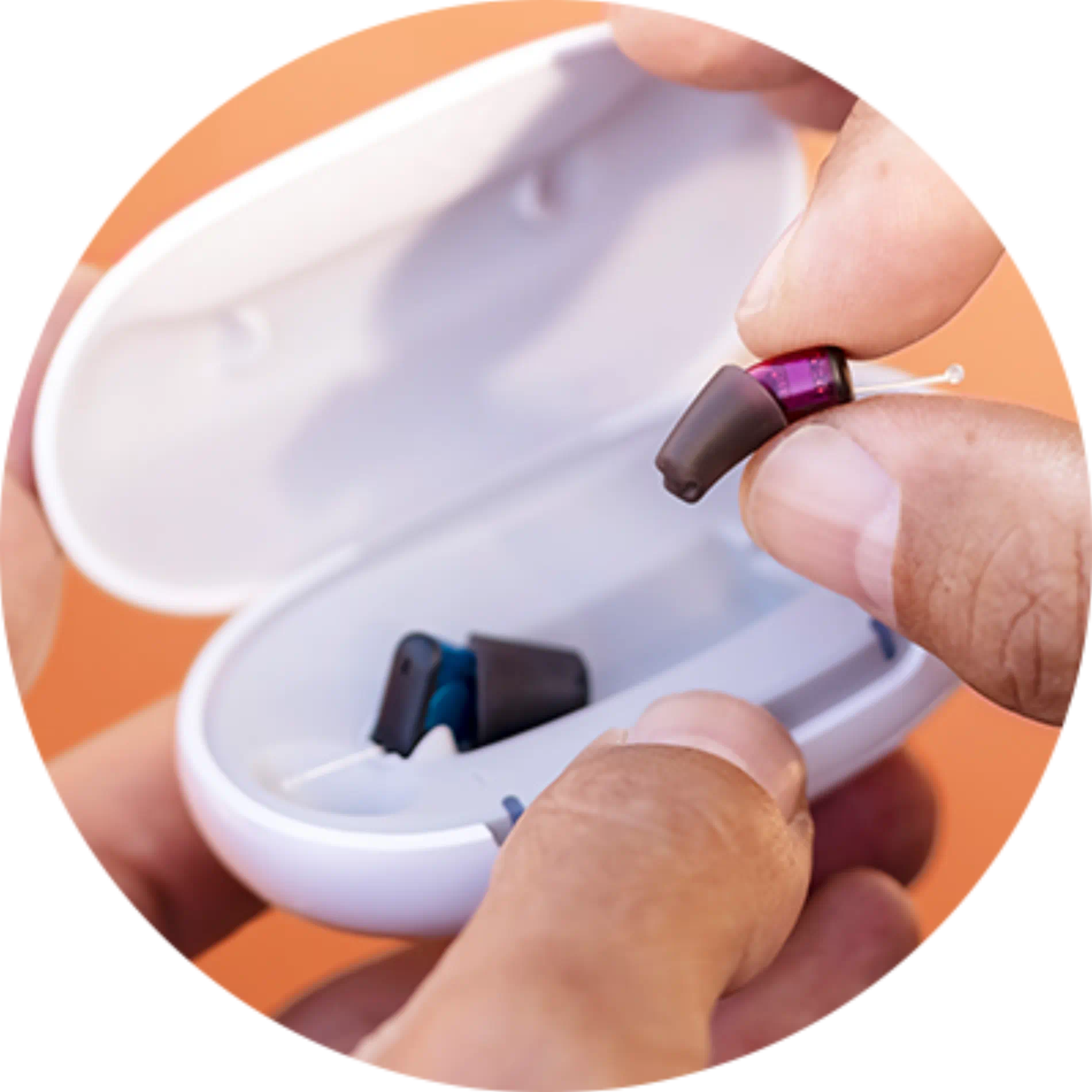 Signia-IX_Silk-ChGo_hearing-aids-out-of-charger_circle_400x400.webp