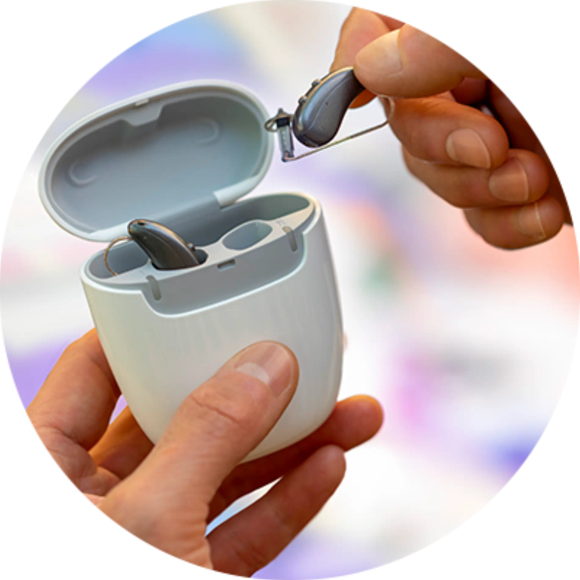 Signia-IX_Pure-ChGo_hearing-aids-out-of-charger_artist_circle_400x400.webp