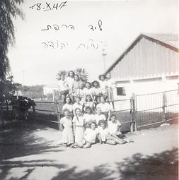 תלמידות ליד הרפת