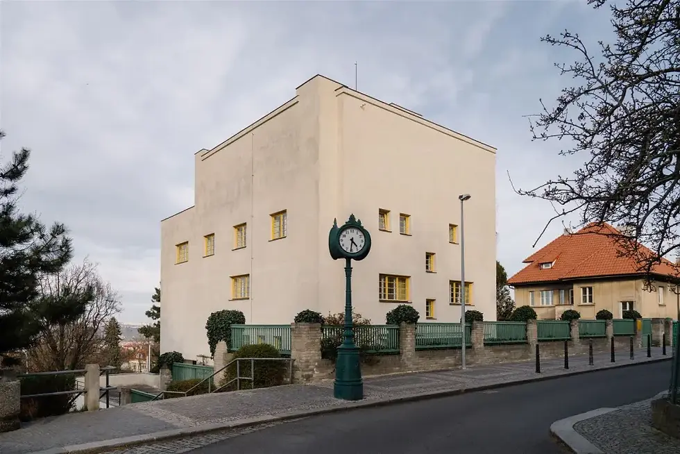 Street view of Villa Müller in Prague, displaying its minimalist façade and Adolf Loos’s Raumplan spatial concept.