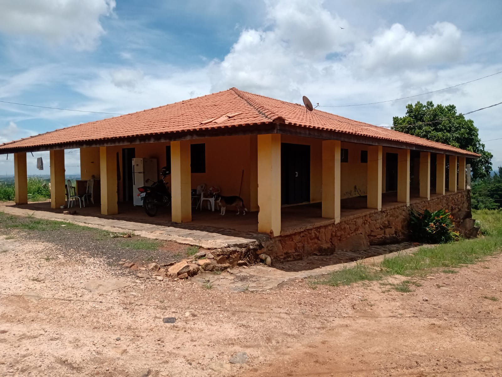 CHÁCARA NA CIDADE COM AMPLA CASA