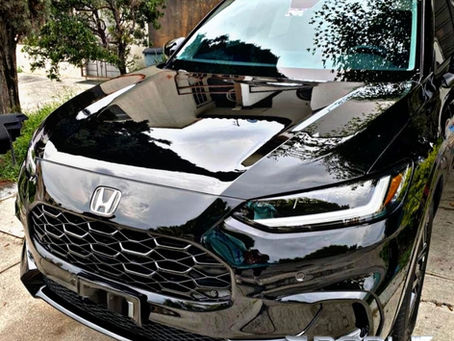 Camioneta negra nueva con protección Fusso aplicada, brillo profundo y repelencia al agua.