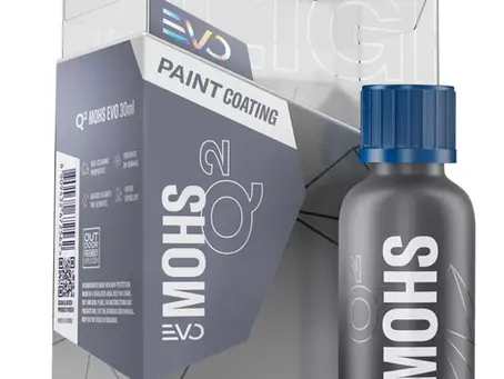 Aplicación profesional de recubrimiento cerámico GYEON Q² MOHS EVO en auto premium — protección avanzada con efecto hidrofóbico y ángulo de contacto de hasta 120°