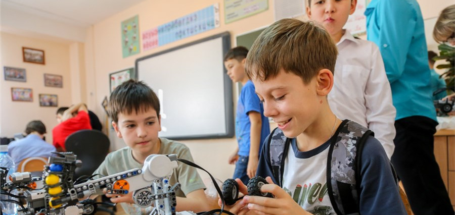 kidsbuildingrobot.jpg