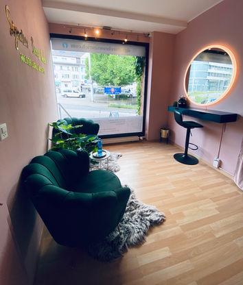Wartezimmer mit grünen Stühlen vor dem Schaufenster