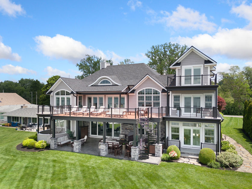 Custom Deck & Outdoor Kitchen