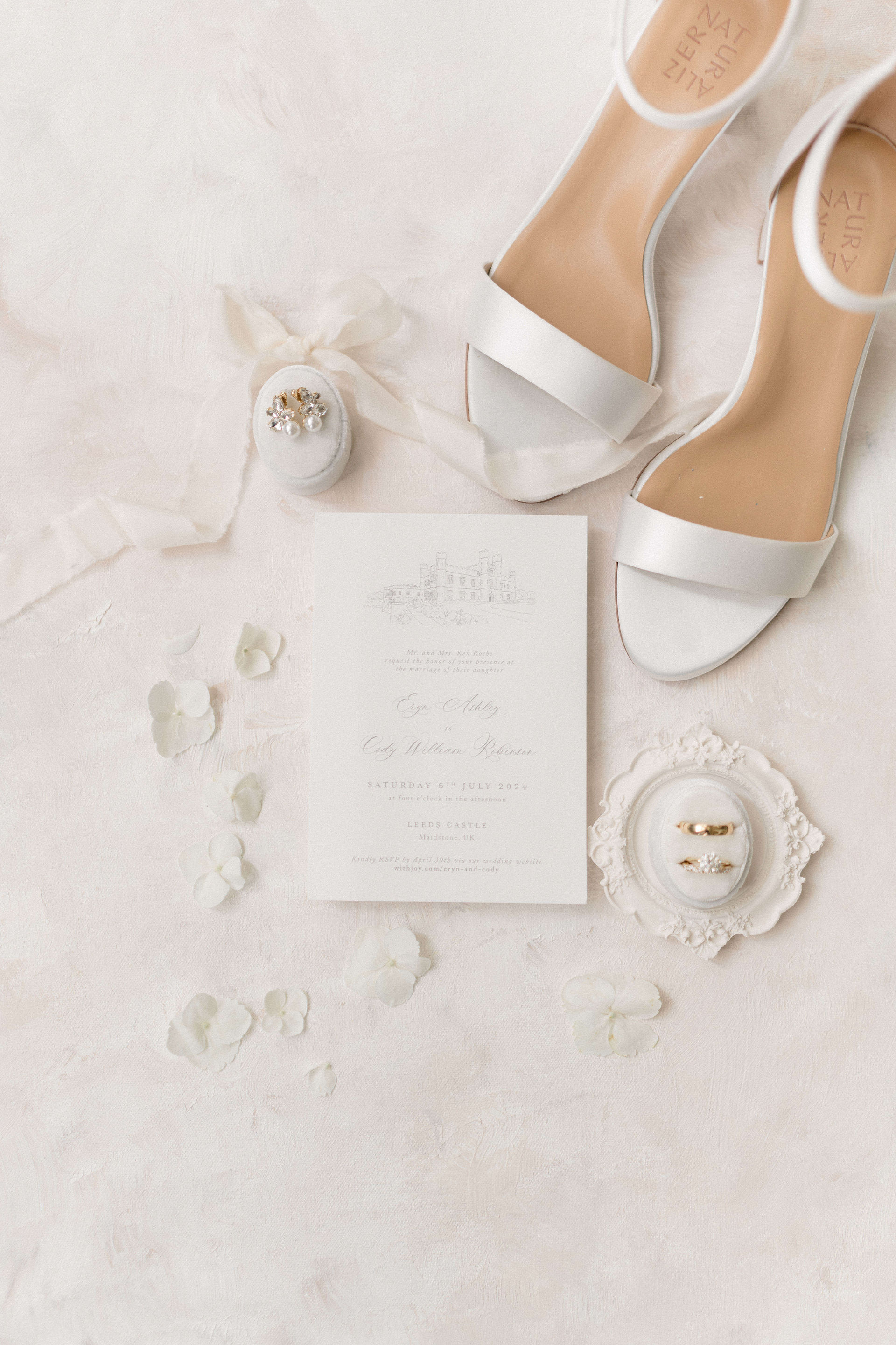 Leeds castle wedding photographer captures bridal details