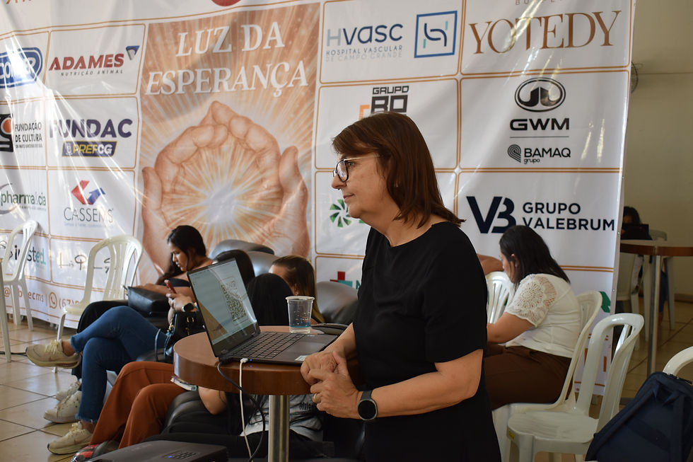 Médica nefrologista Dra. Elsa Petry conduzindo a etapa teórica da capacitação em diálise peritoneal na ABREC MS