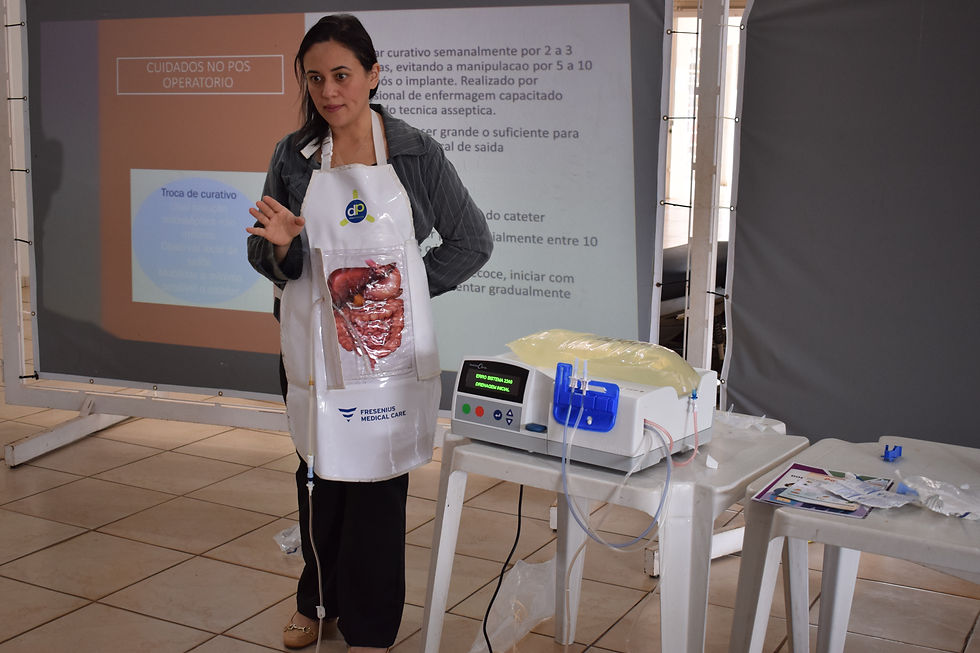 Enfermeira Letícia Oliveira na aula presencial do curso de capacitação em diálise peritoneal na ABREC MS
