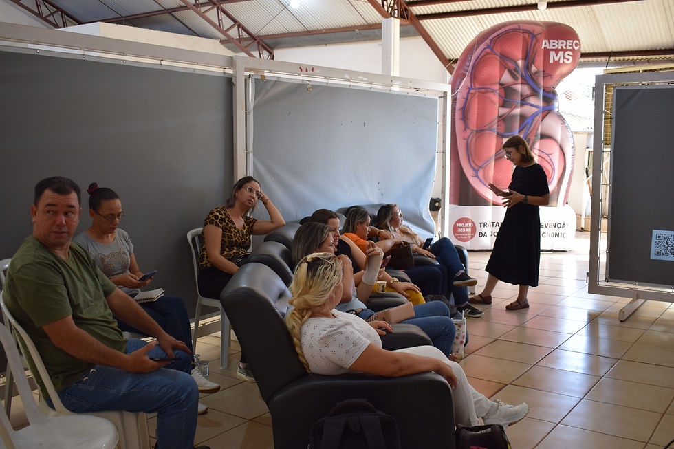 Participantes da quinta turma do curso de capacitação em diálise peritoneal tirando dúvidas com a Dra. Elsa Petry