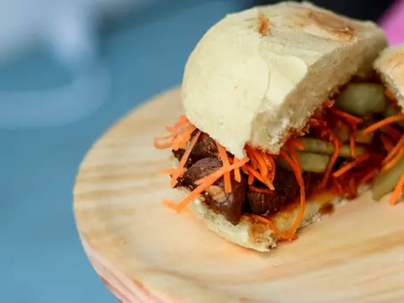 Le Banh Mi, sandwich vietnamien mêle pains, coriandre et viande marinée pour une recette street food authentique.