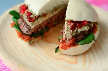 bao burger pesto poivrons et mozzarella.webp