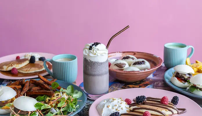Bao brunch du HUBAO avec pancakes maison et bao burger.webp