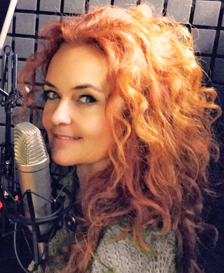 Virginia Reis – Professionelle Schweizer Sprecherin und Voiceover-Artist für moderne Medienproduktionen.