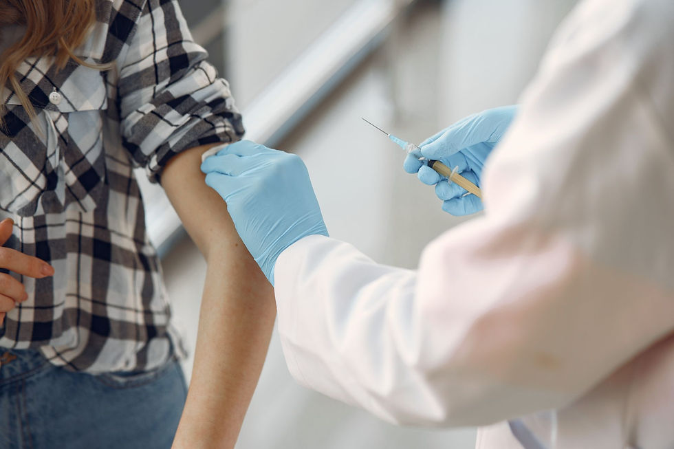 Professionnel de santé administrant un vaccin à un patient