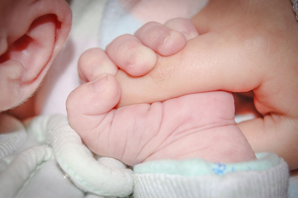👶 Protéger bébé du VRS cet hiver : vaccin pendant la grossesse ou injection à la naissance ? 🛡️