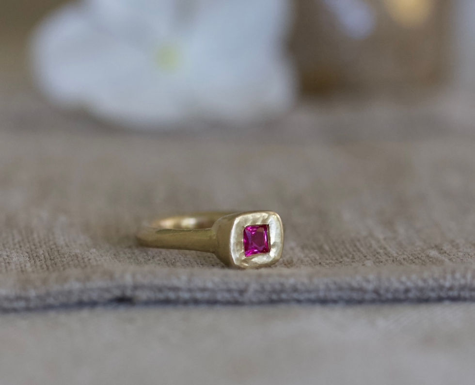 Thumbnail: 9CT GOLD RUBY RING - SIZE 5 1/2  (AUS/UK SIZE L)