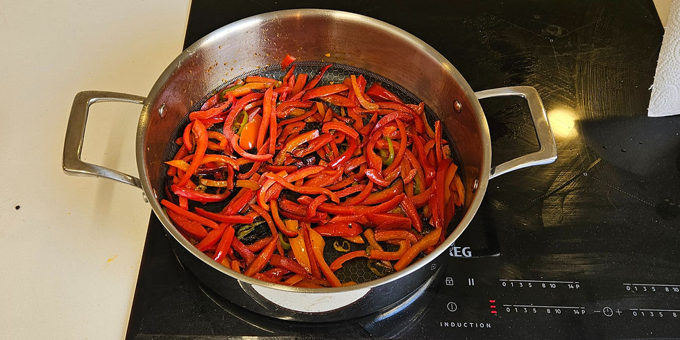 מטגנים את הפלפלים, התבלינים והשום.