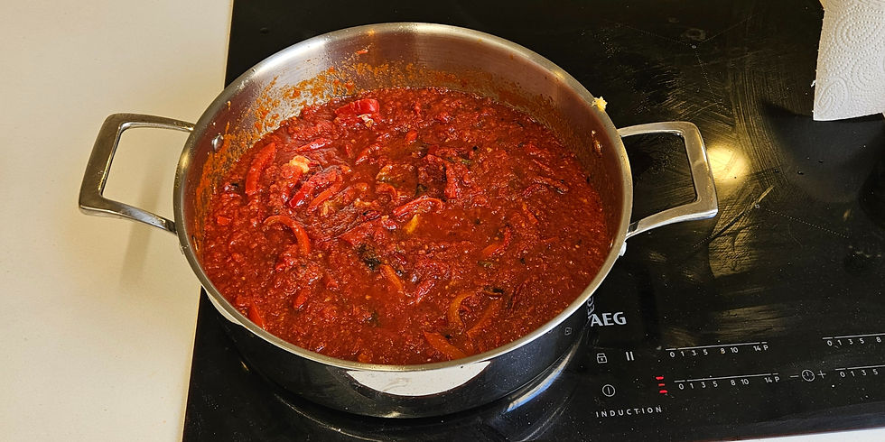 מוסיפים את העגבניות המרוסקות, רסק העגבניות המרוכז, הסוכר מלח ופלפל, ומבשלים רבע שעה.