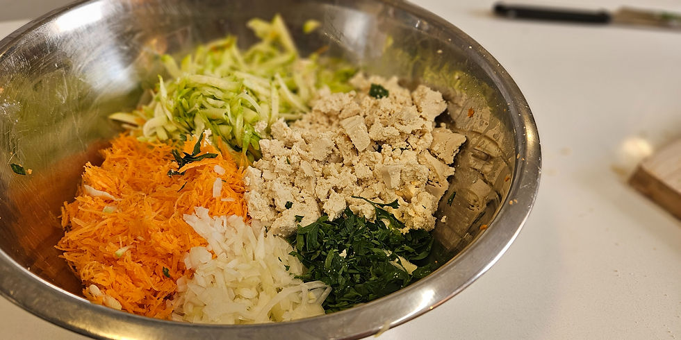 מוסיפים את הטופו, הבצל והפטרוזיליה.