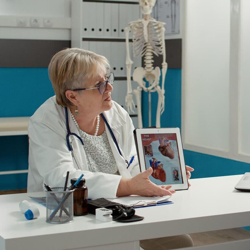 Lekarz kardiolog analizuje wyniki badania echo serca pacjenta w Centrum Medycznym Progamed w Krakowie